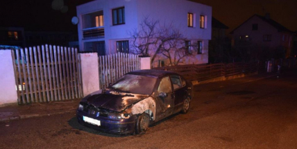 Žhář zapálil auto, to bylo téměř zcela zničeno