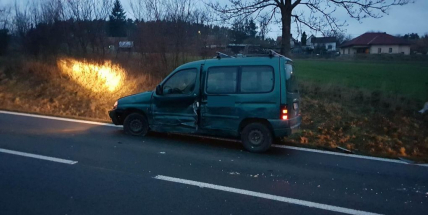 Nehoda tří vozů  blokuje jeden jízdní pruh