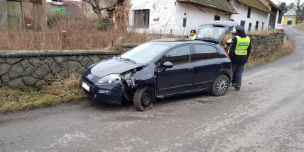 Nezvládla průjezd pravotočivou zatáčkou a skončila v rodinném domě
