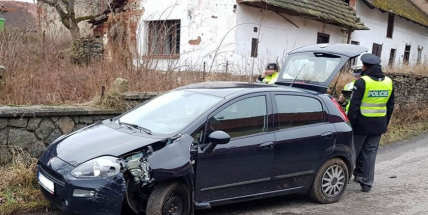 Opilá usedla za volant, narazila do plotu a ještě se zranila