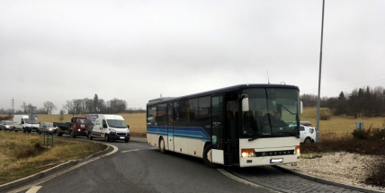 Došlo ke střetu autobusu a osobního auta, na místě se tvoří kolony