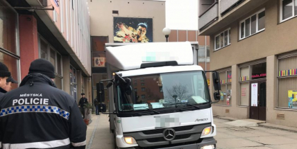 Několikatunový náklaďák se propadl do kanálu, vyprostili ho příbramští hasiči