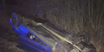 Právě teď: Osobní vůz vylétl ze silnice a přetočil se na střechu