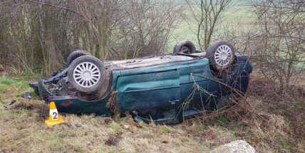 Právě teď: Auto na střeše v příkopu, cestou prorazilo zábradlí a betonové sloupky