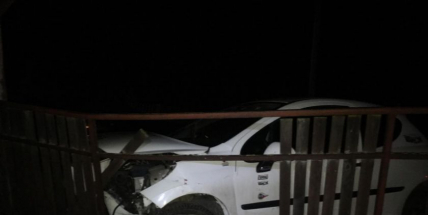 Právě teď: Řidička vylétla mimo komunikaci a zastavila svůj vůz až o plot