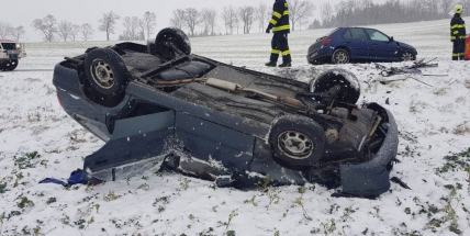 Právě teď: Po střetu dvou vozidel skončilo jedno na střeše. Z místa je hlášen větší počet zraněných