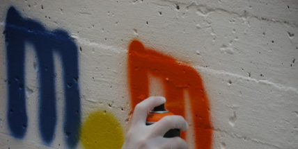 Vykradl dům a navíc ho posprejoval