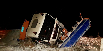 Právě teď: Pluh přistál v příkopu na boku