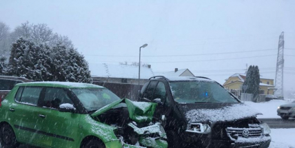 Ledovka na silnicích si vybírá další daň, na silnici I/4 došlo k nehodě tří osobních vozidel