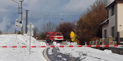 Havarovalo nákladní auto převážející nebezpečné látky, silnice je zcela uzavřena