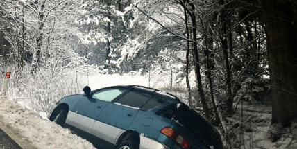 Auto skončilo svou jízdu v příkopu