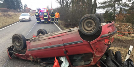 Aktuálně: Osobní vůz skončil po nárazu do náletových dřevin na střeše, z místa jsou hlášené zraněné osoby