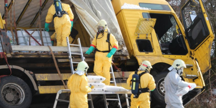 Havárie nákladního auta s nebezpečnými látkami zaměstnala hasiče od rána do večera