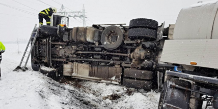 Právě teď: Cisterna plná mléka se neudržela na silnici a sjela do příkopu