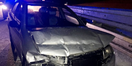 Fabia nezvládla jízdu po dálnici a narazila do středových svodidel