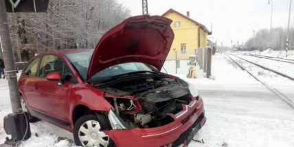 Aktuálně: Na zledovatělé silnici skončilo osobní auto u kolejiště