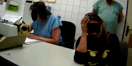 Opilá žena rozbíjela nábytek a pak napadla svého přítele