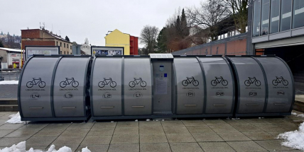 První z cykloboxů už jsou na místech