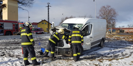 Aktuálně: Na Příbramsku narazil vlak do dodávky, řidiče transportují do nemocnice