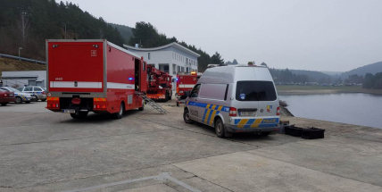 Právě teď: Hasiči loví auto z přehrady! Průběh zásahu pro vás budeme sledovat po celou dobu.