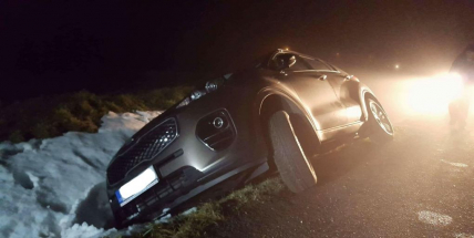 Dostal smyk v zatáčce a Kia skončila v příkopu