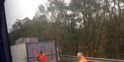 Aktualizováno: Silnice do Prahy byla uzavřena, havaroval zde kamion