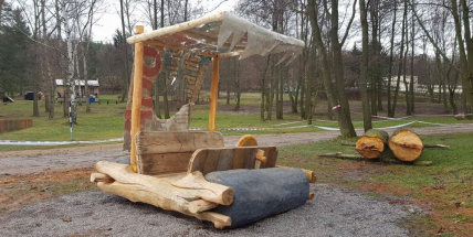 Flintstoneovi zaparkovali na Nováku