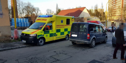 Právě teď: Auto povalilo dítě při přebíhání silnice