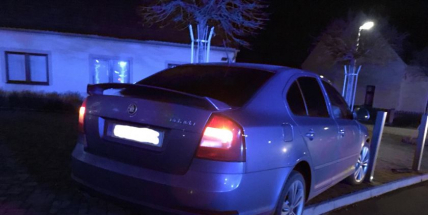 Ridič Oktávky usnul a zkosil několik sloupků osvětlení