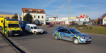 Na kruhovém objezdu došlo k dopravní nehodě se zraněním