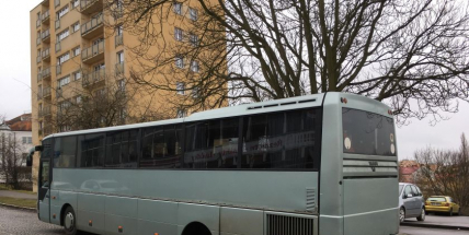 Právě teď: Autobusu v centru města upadla za jízdy kola a skončila mimo vozovku