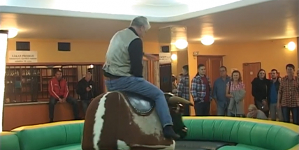 Velkým lákadlem country bálu byl mechanický býk (VIDEO)