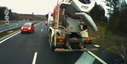 Video: Senior ohrozil na dálnici jízdou v protisměru řadu řidičů