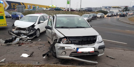 V křižovatce u obchodního centra došlo k čelnímu střetu vozidel se zraněním