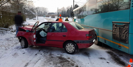 Právě teď: U zastávky se střetlo auto s autobusem