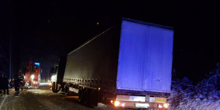 Nákladní auto plné dřeva uvízlo v příkopu, musel přijet vyprošťovací jeřáb hasičů