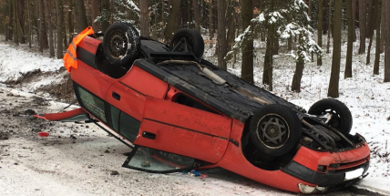 Právě teď: Auto skončilo v lesním úseku na střeše