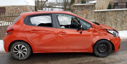 Smyk a následně auto skončilo nárazem do stromu