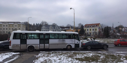 Na kruhovém objezdu se srazil autobus s osobním autem