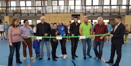 Páska byla přestřižena