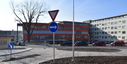 Nové parkoviště u nemocnice otevírá své brány