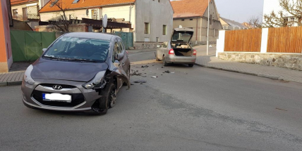 Právě teď: Přejetí do protisměru v zatáčce je příčinou kolize dvou vozidel