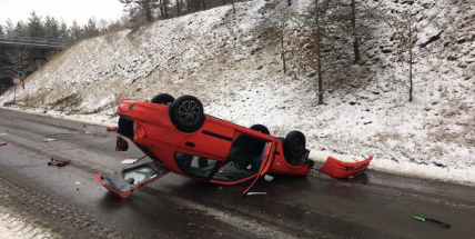 Právě teď: Dostal smyk a skončil na střeše