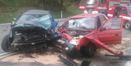 Při nehodě u Votic zemřeli dva lidé a další čtyři se zranili