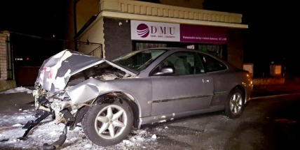 Noční jízda: Usnul za volantem a Peugeot skončil čelním nárazem do zdi