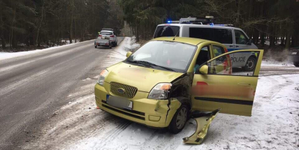 Opatrně na výjezdu z Podlesí. Osobní vůz havaroval do zábradlí