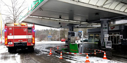 Právě teď: Řidič couval a zdemoloval stojan na čerpací stanici