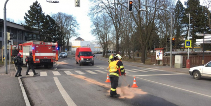 Opatrně v centru, hasiči pracují na likvidaci znečištění komunikace