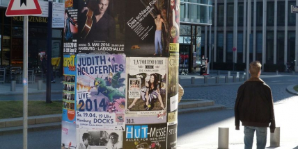 Mstil se na reklamním poutači?