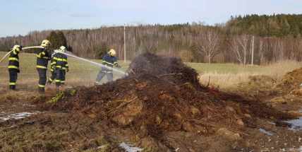 Právě teď: Hasiči likvidují požár hromady odpadu a hnoje